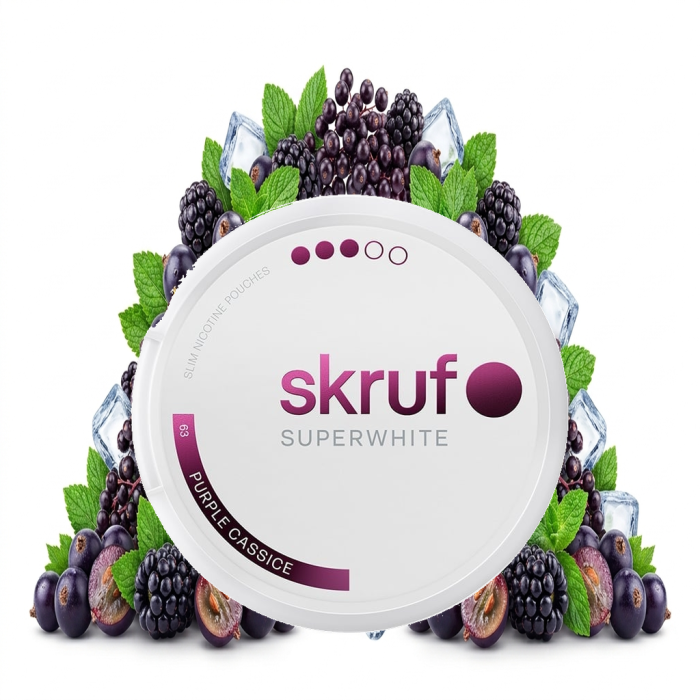SKRUF Superwhite No.63 Purple Cassic Strong Nicotine Pouches mit geöffneter Dose und Slim-Beuteln im Detail