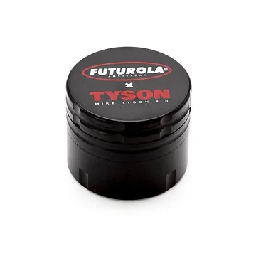 Tyson 2.0 Black Grinder vierteilig aus matt-schwarzem Aluminium mit Markenlogo auf dem Deckel